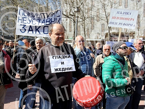 Protest of pensioners and military pensioners because of pension cutsProtest penzionera i vojnih penzionera zbog smanjenja penzija.