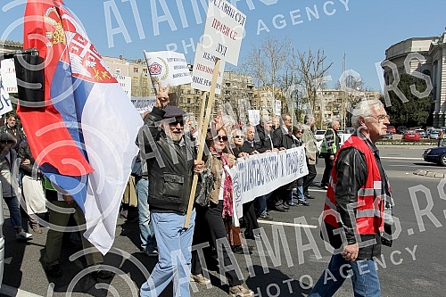 Protest of pensioners and military pensioners because of pension cutsProtest penzionera i vojnih penzionera zbog smanjenja penzija.