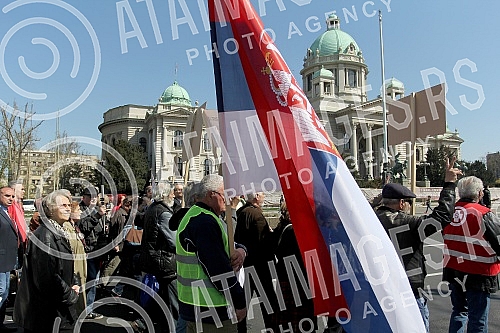 Protest of pensioners and military pensioners because of pension cutsProtest penzionera i vojnih penzionera zbog smanjenja penzija.