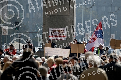 Protest of pensioners and military pensioners because of pension cutsProtest penzionera i vojnih penzionera zbog smanjenja penzija.