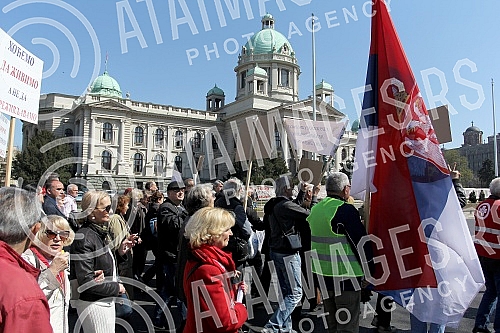 Protest of pensioners and military pensioners because of pension cutsProtest penzionera i vojnih penzionera zbog smanjenja penzija.