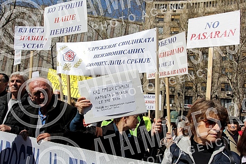 Protest of pensioners and military pensioners because of pension cutsProtest penzionera i vojnih penzionera zbog smanjenja penzija.