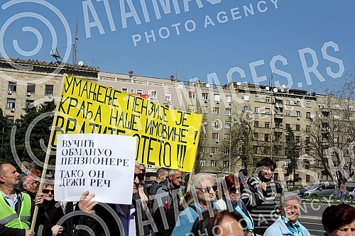 Protest of pensioners and military pensioners because of pension cutsProtest penzionera i vojnih penzionera zbog smanjenja penzija.