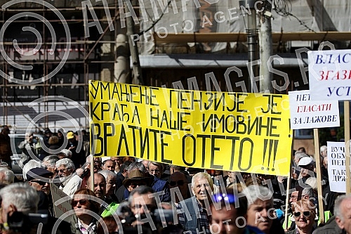 Protest of pensioners and military pensioners because of pension cutsProtest penzionera i vojnih penzionera zbog smanjenja penzija.