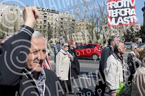 Protest of pensioners and military pensioners because of pension cutsProtest penzionera i vojnih penzionera zbog smanjenja penzija.