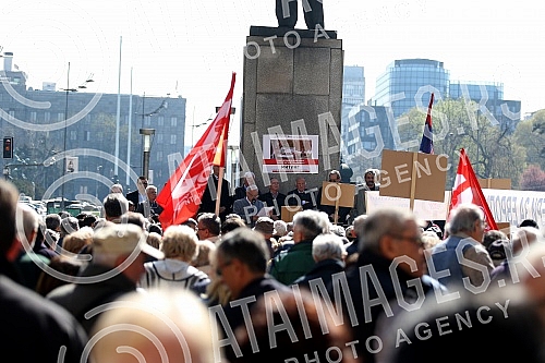 Protest of pensioners and military pensioners because of pension cutsProtest penzionera i vojnih penzionera zbog smanjenja penzija.