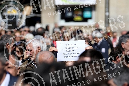 Protest of pensioners and military pensioners because of pension cutsProtest penzionera i vojnih penzionera zbog smanjenja penzija.