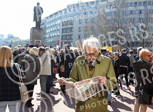 Protest of pensioners and military pensioners because of pension cutsProtest penzionera i vojnih penzionera zbog smanjenja penzija.