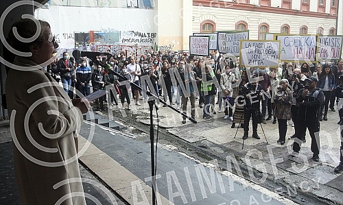 A protest of employees at the Faculty of Philology of the University of Belgrade was held on the Plateau in front of the Faculty of Philosophy, due to the interruption of the process of electing the dean of that educational institution.Na Platou is