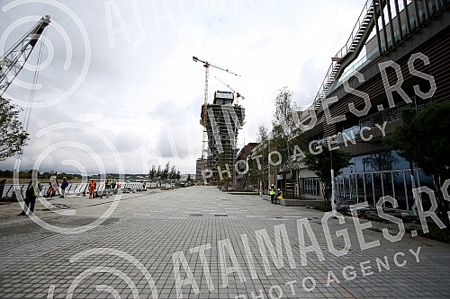 The President of the Republic of Serbia, Aleksandar Vucic, and the President of Eagle Hills, Muhamed Alabar, visited the final works on the construction of the Belgrade Gallery, as part of the Belgrade on Water project.Predsednik Republike Srbije Al