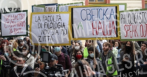 A protest of employees at the Faculty of Philology of the University of Belgrade was held on the Plateau in front of the Faculty of Philosophy, due to the interruption of the process of electing the dean of that educational institution.Na Platou is