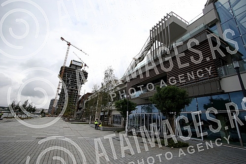 The President of the Republic of Serbia, Aleksandar Vucic, and the President of Eagle Hills, Muhamed Alabar, visited the final works on the construction of the Belgrade Gallery, as part of the Belgrade on Water project.Predsednik Republike Srbije Al