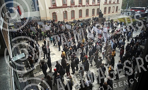 A protest of employees at the Faculty of Philology of the University of Belgrade was held on the Plateau in front of the Faculty of Philosophy, due to the interruption of the process of electing the dean of that educational institution.Na Platou is