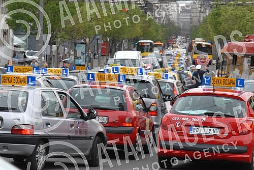 Predstavnici autoskola iz cele Srbije odrzali su protestnu voznju u Beogradu zbog novog Zakon o bezbednosti saobracaja.