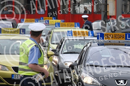Predstavnici autoskola iz cele Srbije odrzali su protestnu voznju u Beogradu zbog novog Zakon o bezbednosti saobracaja.