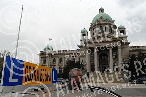 Predstavnici autoskola iz cele Srbije odrzali su protestnu voznju u Beogradu zbog novog Zakon o bezbednosti saobracaja.