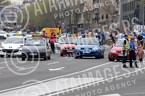 Predstavnici autoskola iz cele Srbije odrzali su protestnu voznju u Beogradu zbog novog Zakon o bezbednosti saobracaja.