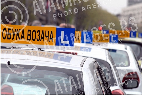 Predstavnici autoskola iz cele Srbije odrzali su protestnu voznju u Beogradu zbog novog Zakon o bezbednosti saobracaja.