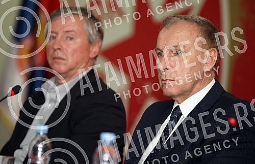 Konferencija povodom potpisavanja ugovora o saradnji izmedju FK Crvena Zvezda i 12 skola fudbala iz Srbije odrzana u medija centru FK Crvena Zvezda na stadionu `Rajko Mitic`.