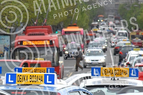 Predstavnici autoskola iz cele Srbije odrzali su protestnu voznju u Beogradu zbog novog Zakon o bezbednosti saobracaja.
