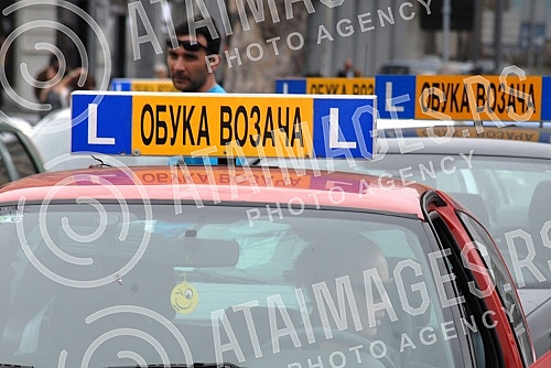 Predstavnici autoskola iz cele Srbije odrzali su protestnu voznju u Beogradu zbog novog Zakon o bezbednosti saobracaja.
