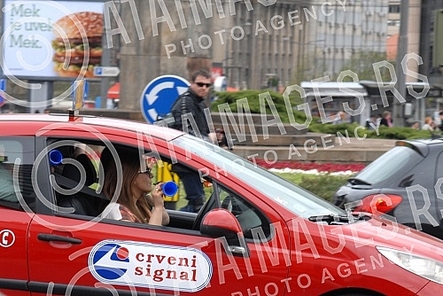 Predstavnici autoskola iz cele Srbije odrzali su protestnu voznju u Beogradu zbog novog Zakon o bezbednosti saobracaja.