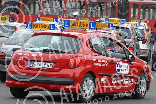 Predstavnici autoskola iz cele Srbije odrzali su protestnu voznju u Beogradu zbog novog Zakon o bezbednosti saobracaja.