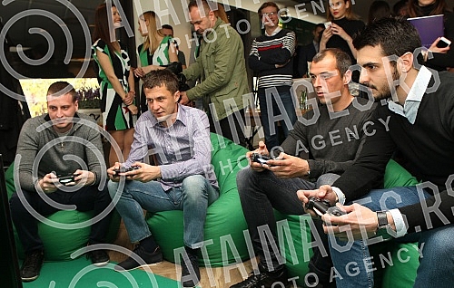 Partizan midfielder Sasa Ilic and Nenad Milijas from Crvena zvezda promoted the Heineken Sony PlayStation tournament in four cities.Fudbaler Partizana Sasa Ilic i Crvene zvezda Nenad Milijas promovisali su Hajneken turnir u Soni plejstejsnu u cetiri