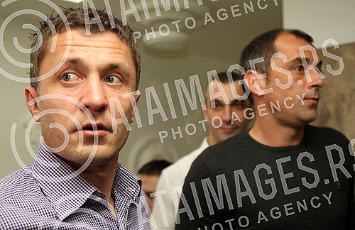 Partizan midfielder Sasa Ilic and Nenad Milijas from Crvena zvezda promoted the Heineken Sony PlayStation tournament in four cities.Fudbaler Partizana Sasa Ilic i Crvene zvezda Nenad Milijas promovisali su Hajneken turnir u Soni plejstejsnu u cetiri