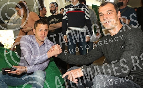 Partizan midfielder Sasa Ilic and Nenad Milijas from Crvena zvezda promoted the Heineken Sony PlayStation tournament in four cities.Fudbaler Partizana Sasa Ilic i Crvene zvezda Nenad Milijas promovisali su Hajneken turnir u Soni plejstejsnu u cetiri