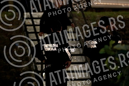 The arrival of communal police (militia) on Belgrade rafts in order to control the implementation of measures in the fight against the crown.Dolazak komunalne policije (milicije) na beogradske splavove kako bi kontrolisali sprovodjenje mera u borbi