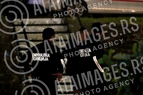 The arrival of communal police (militia) on Belgrade rafts in order to control the implementation of measures in the fight against the crown.Dolazak komunalne policije (milicije) na beogradske splavove kako bi kontrolisali sprovodjenje mera u borbi