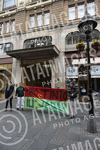 A press conference was held in front of the Serbian Academy of Sciences and Arts, at which representatives of the Oslobodjenje movement and several other opposition parties and movements spoke about submitting a petition demanding a ban on lithium mi