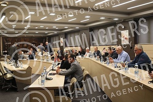 In the Federation of Independent Trade Unions of Serbia, Prime Minister Ana Brnabic, Minister of Finance Sinica Mali and Minister of Labor, Employment, Veterans and Social Affairs Darija Kisic Tepavcevic talked with members of the SSSS Presidency and