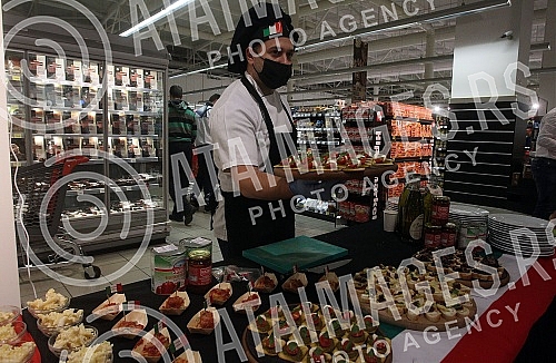 Promotional event of the VI Week of Italian Cuisine in the World (November 22 - 28) with special prices and promotion of Italian products in the Mercator hypermarket.Promotivni dogadja VI Nedelje italijanske kuhinje u svetu (22 - 28. novembar) sa s