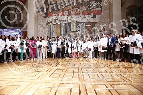 The President of the Republic of Serbia, Aleksandar Vucic, attended the ceremony of awarding employment contracts to the most successful graduates of all medical faculties and secondary medical schools in Serbia.Predsednik Republike Srbije Aleksand