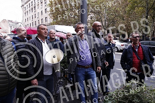 Workers of GSP, Waterworks, Power Plant and other public companies in Belgrade gathered on the eve of the City meeting to express their dissatisfaction with the decision to establish two more new companies in the capital city.Radnici GSP, Vodovoda,