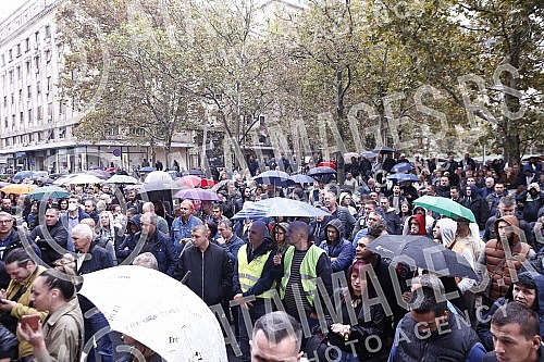 Workers of GSP, Waterworks, Power Plant and other public companies in Belgrade gathered on the eve of the City meeting to express their dissatisfaction with the decision to establish two more new companies in the capital city.Radnici GSP, Vodovoda,