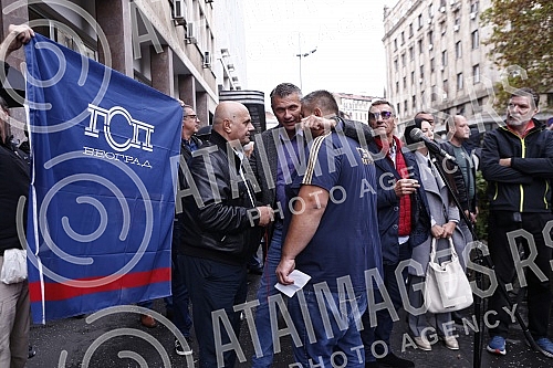 Workers of GSP, Waterworks, Power Plant and other public companies in Belgrade gathered on the eve of the City meeting to express their dissatisfaction with the decision to establish two more new companies in the capital city.Radnici GSP, Vodovoda,