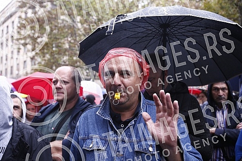 Workers of GSP, Waterworks, Power Plant and other public companies in Belgrade gathered on the eve of the City meeting to express their dissatisfaction with the decision to establish two more new companies in the capital city.Radnici GSP, Vodovoda,