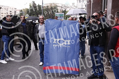 Workers of GSP, Waterworks, Power Plant and other public companies in Belgrade gathered on the eve of the City meeting to express their dissatisfaction with the decision to establish two more new companies in the capital city.Radnici GSP, Vodovoda,