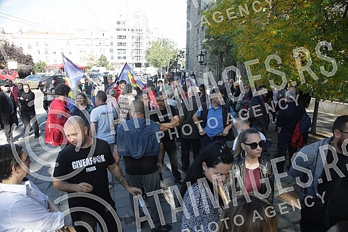 On the plateau in front of the main entrance to JP Posta Serbia, a protest was held by the unions Sloga, Solidarnost and the Independent Union of Postal Workers, who are demanding an increase in wages.Na platou ispred glavnog ulaza u JP Posta Srbij