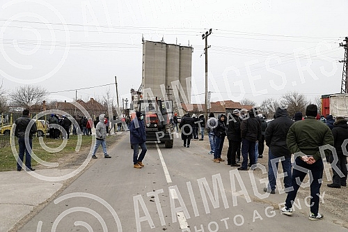 The villagers of the village of Deliblato, in Banat, Kovin municipality, organized a protest against the displacement of migrants.Mestani sela Deliblata, u Banatu, opstina Kovin,  organizovali su protest protiv smestanja migranata u to mesto.