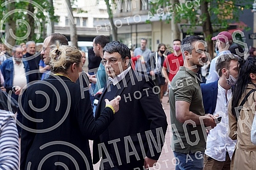 The 49th FEST ended with the award ceremony in Kombank dvorni. Dodelom nagrada u Kombank dvorni  zavrsen je 49. FEST.