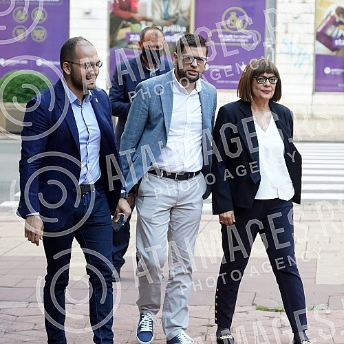 The 49th FEST ended with the award ceremony in Kombank dvorni.  Dodelom nagrada u Kombank dvorni  zavrsen je 49. FEST.