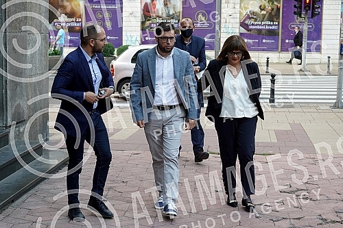 The 49th FEST ended with the award ceremony in Kombank dvorni. Dodelom nagrada u Kombank dvorni  zavrsen je 49. FEST.