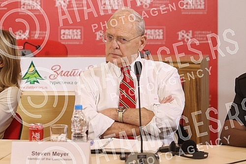 The Report of the Independent International Commission on the Investigation of the Sufferings of All Nations in the Srebrenica Region from 1992 to 1995 was presented at the UNS Press Center.U Pres centru UNS-a predstavljen je Izvestaj Nezavisne med