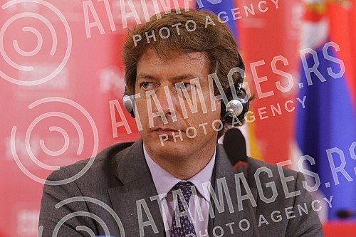 The Report of the Independent International Commission on the Investigation of the Sufferings of All Nations in the Srebrenica Region from 1992 to 1995 was presented at the UNS Press Center.U Pres centru UNS-a predstavljen je Izvestaj Nezavisne med