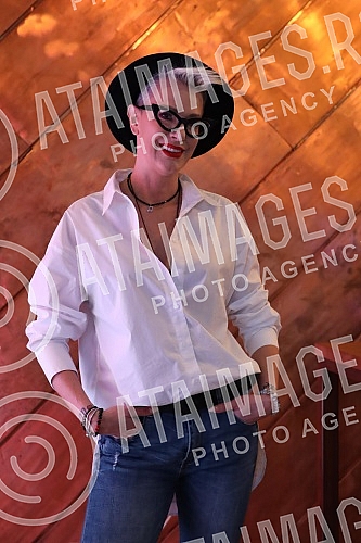 A press conference on the occasion of the premiere of the musical Merry Girls' Night, which will be held on December 23 at the Kombank Hall, was held at the Club Lisbon.Konferencija za novinare povodom premijere mjuzikla Veselo devojacko vece, koja