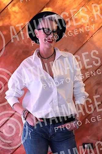 A press conference on the occasion of the premiere of the musical Merry Girls' Night, which will be held on December 23 at the Kombank Hall, was held at the Club Lisbon.Konferencija za novinare povodom premijere mjuzikla Veselo devojacko vece, koja